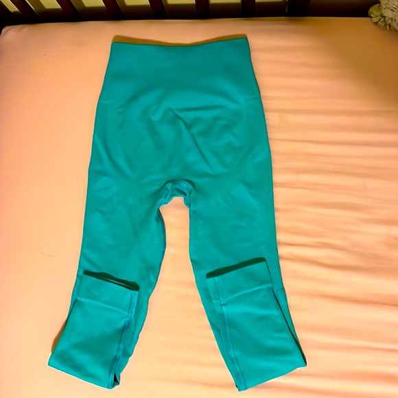 Lululemon Teal Crops Size 2 - Picture 3 of 4